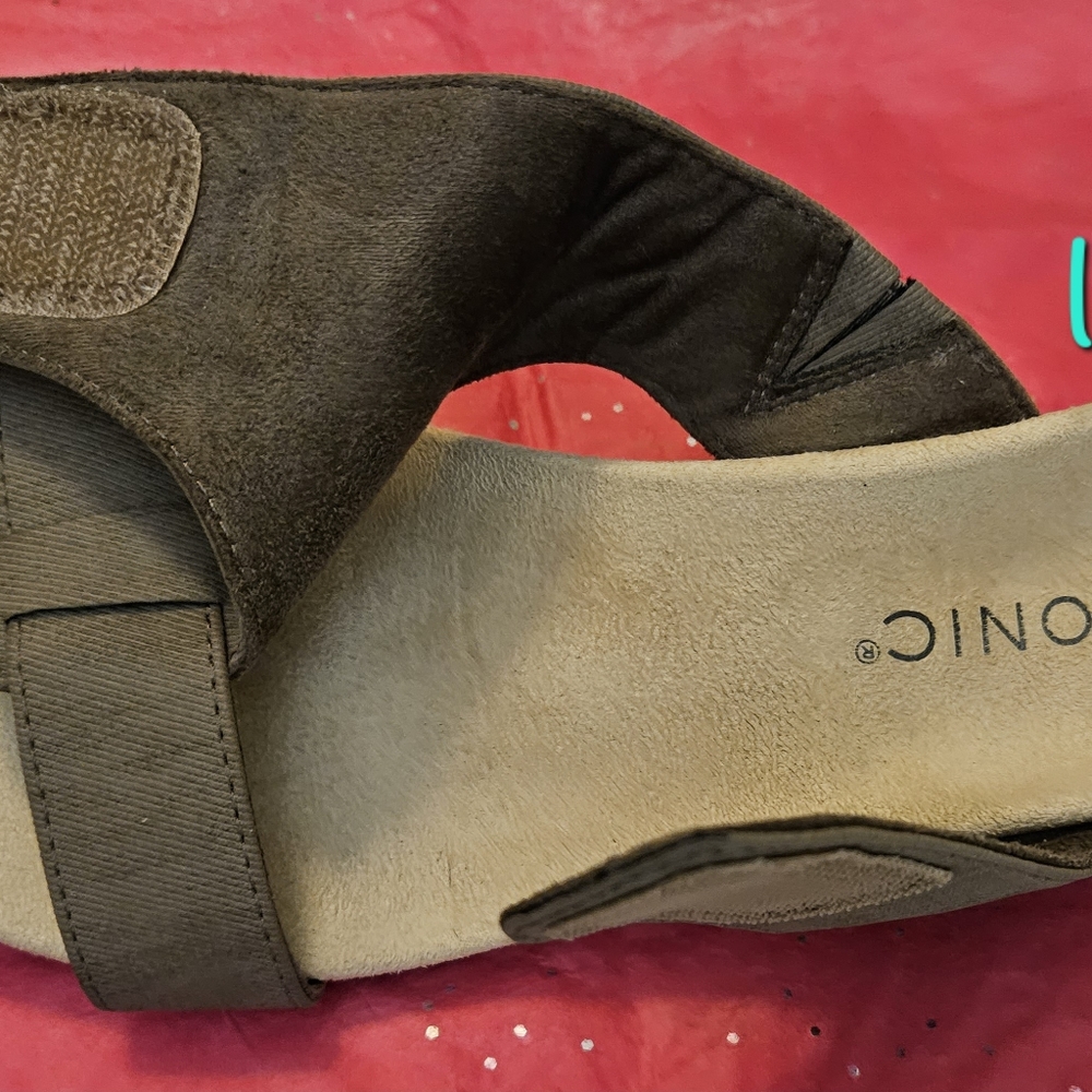 Vionic Regina Sandal Adjustable Wedge Slide Size 6 Like New Taupe Color - Picture 11 of 12